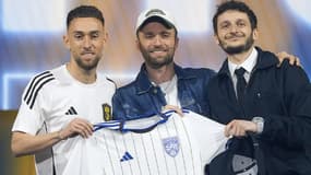 Théo Chendri avec Squeezie et Maxime Biaggi lors de la draft de la Kings League France, le 24 mars 2025 à Paris