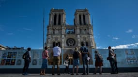 Des touristes devant Notre-Dame le 9 septembre 2020