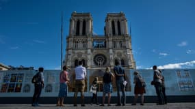 Des touristes devant Notre-Dame le 9 septembre 2020