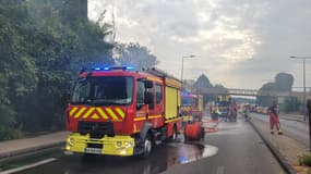 Un poste de commandement et des camions spécialisés pour l'intervention sur les incendies ont été dépêchés sur place. 