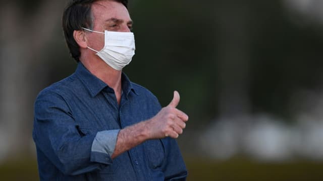 Le président brésilien Jair Bolsonaro devant le palais présidentiel Alvorada Palace à Brasilia, le 15 juillet 2020.