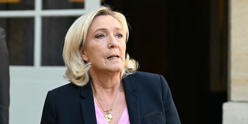 Marine Le Pen quitte l'hôtel Matignon à Paris, le 30 avril 2025
