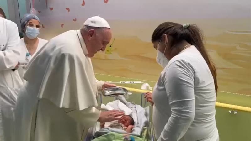 Le pape François a réalisé une visite surprise, ce vendredi 31 mars 2023, à des enfants malades. Il s'agit de sa première apparition depuis son hospitalisation, mercredi.