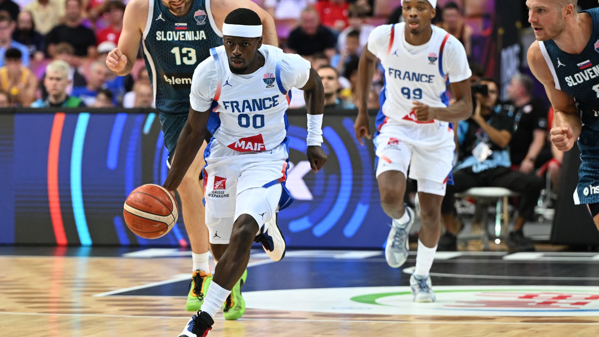 FRANCE-SLOVÉNIE: SYLVAIN FRANCISCO PORTE LES BLEUS DANS UN MATCH TENDU, APRÈS DES DERNIERS INSTANTS LUNAIRES