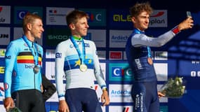 Paul Seixas s'offre un selfie avec Remco Evenepoel et Tadej Pogacar aux championnats d'Europe de cyclisme, 5 octobre 2025
