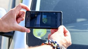 Des policiers en train de contrôler début juillet si les automobilistes disposent des bonnes vignettes Crit'Air pour rouler, lors de l'épisode de circulation différenciée.