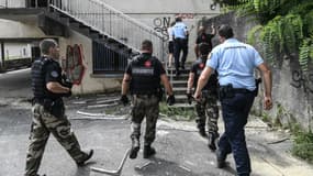Des gendarmes fouillent une maison abandonnée près de l'endroit où a disparu Maëlys, le 30 août 2017 près de Pont-de-Beauvoisin. 