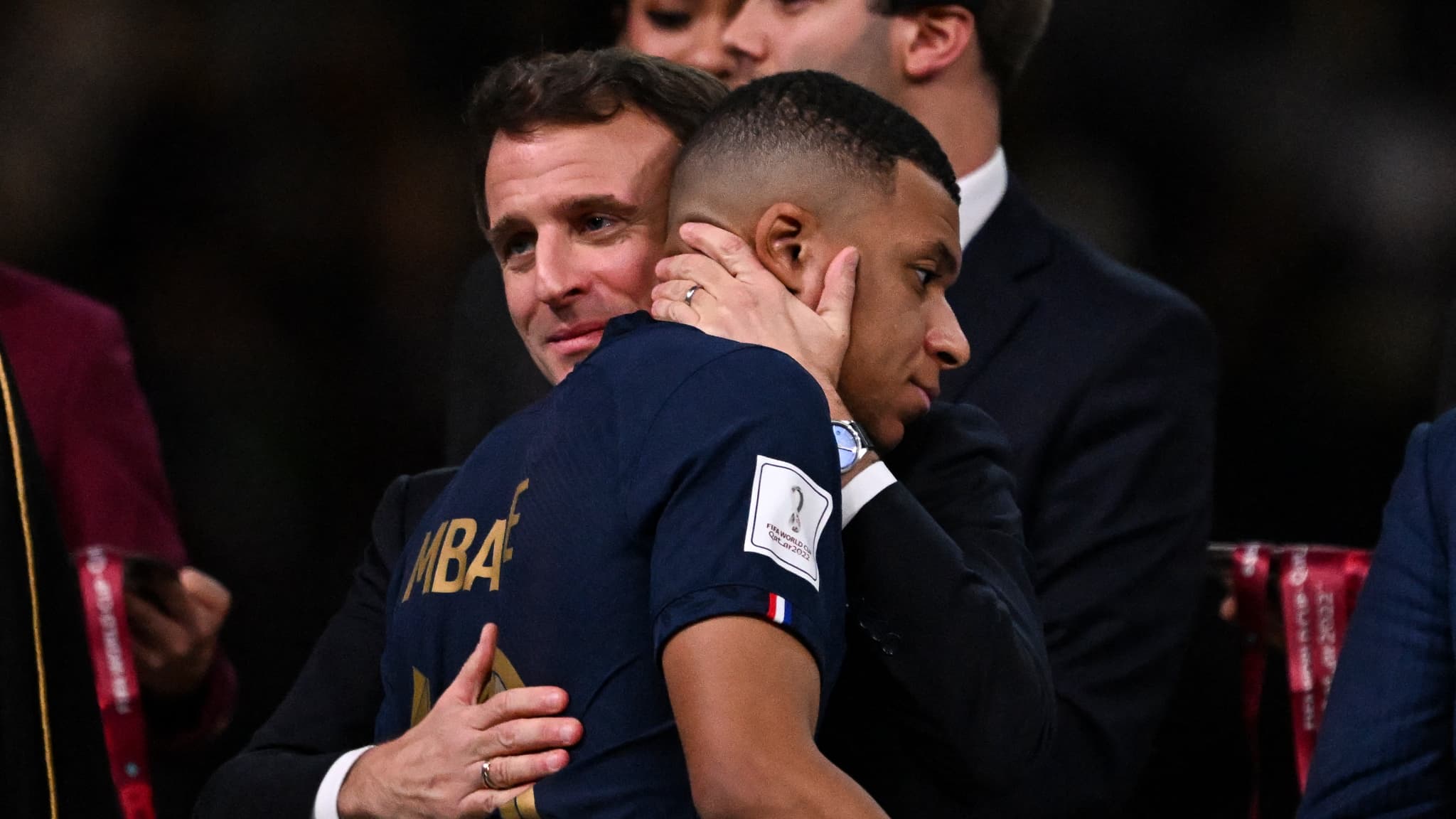 Emmanuel Macron et Kylian Mbappé le 18 décembre 2022 après la finale de la Coupe du monde Emmanuel Macron et Kylian Mbappé le 18 décembre 2022 après la finale de la Coupe du monde