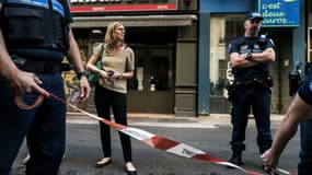 Gendarmes devant la Brioche dorée, rue Victor Hugo à Lyon, où a eu lieu une explosion au colis piégé