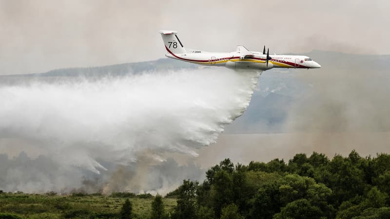 Un avion Dash au-dessus de l'incendie aux Monts d'Arrée, près de Brennilis en Bretagne, le 20 juillet.