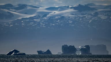 Des icebergs en train de fondre dérivent près d'un glacier dans le fjord Scoresby, au Groenland, le 16 août 2023.