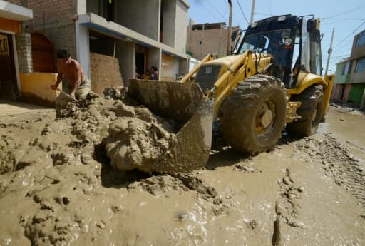 Le 19 mars 2017, un bulldozer à l'oeuvre à Huarmey, à 300 km au nord du Pérou, encerclée par la boue depuis les pluies diluviennes qui ont balayé le pays ces derniers jours Le 19 mars 2017, un bulldozer à l'oeuvre à Huarmey, à 300 km au nord du Pérou, encerclée par la boue depuis les pluies diluviennes qui ont balayé le pays ces derniers jours