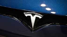 Le logo Tesla pris en photo en avril 2025 dans une concession à Shanghaï