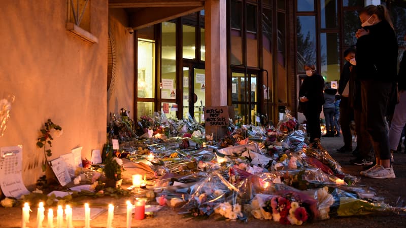 Samedi 17 octobre 2020, des dizaines de personnes ont rendu hommage à Samuel Paty, le professeur décapité à Conflans-Sainte-Honorine.