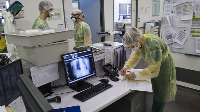 Le personnel médical au sein de l'unité Covid de l'hôpital Louis Pasteur de Colmar le 26 mars 2020.