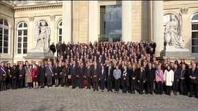 Attentats: après le silence, la Marseillaise chantée à Paris