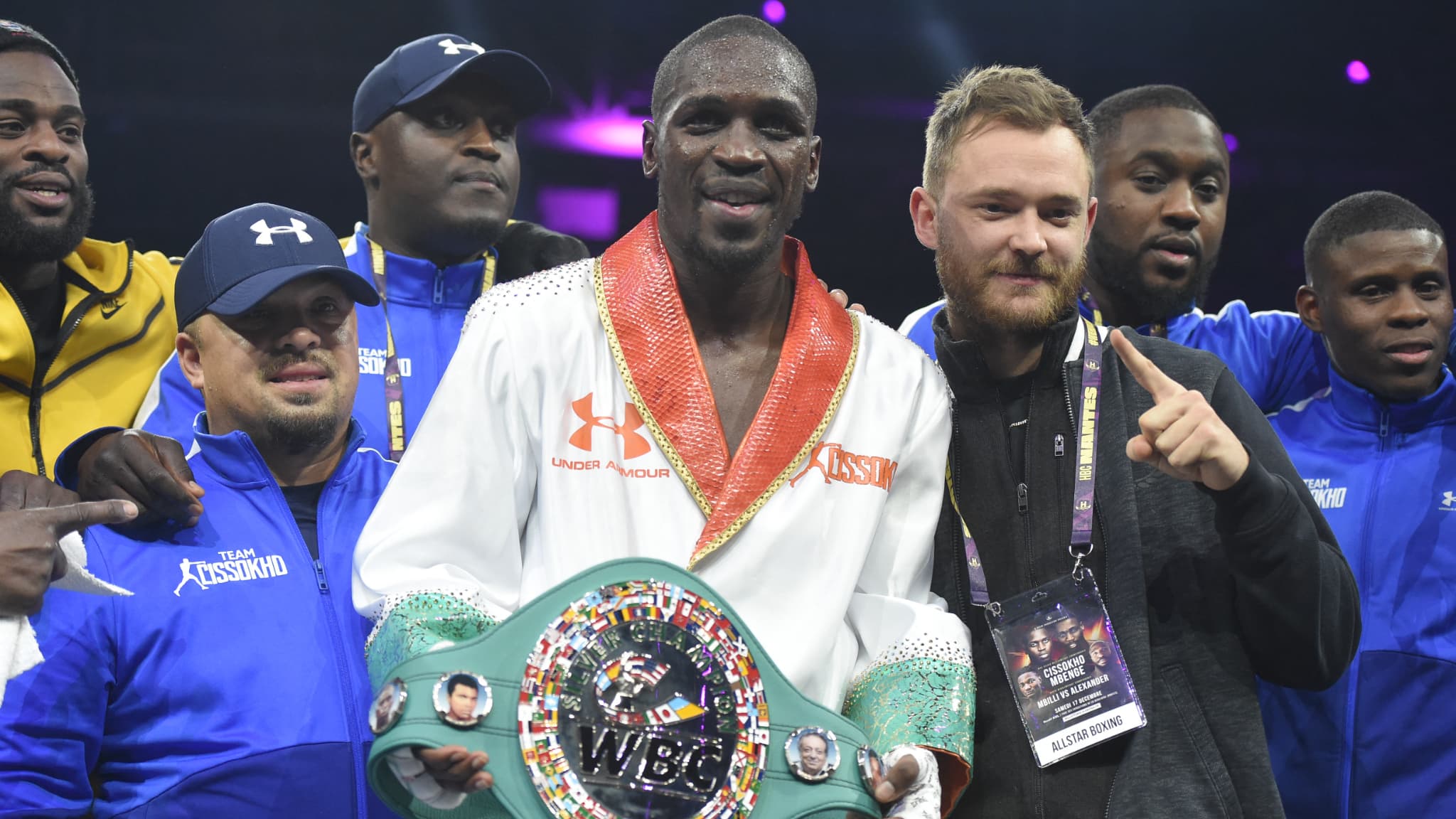 Souleymane Cissokho (au centre) avec sa ceinture WBC Silver des welters après son combat contre Tulani Mbengue en décembre 2022 à Nantes Souleymane Cissokho (au centre) avec sa ceinture WBC Silver des welters après son combat contre Tulani Mbengue en décembre 2022 à Nantes