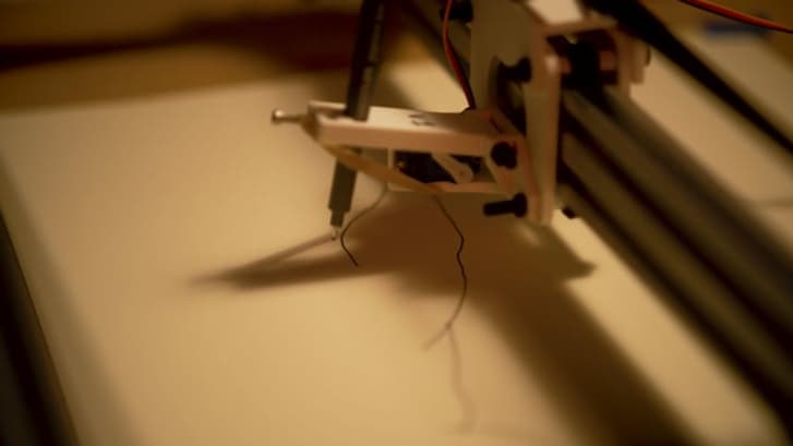 Le bras robotique du MSCHF en train de reproduire l'oeuvre de Warhol. Le bras robotique du MSCHF en train de reproduire l'oeuvre de Warhol.