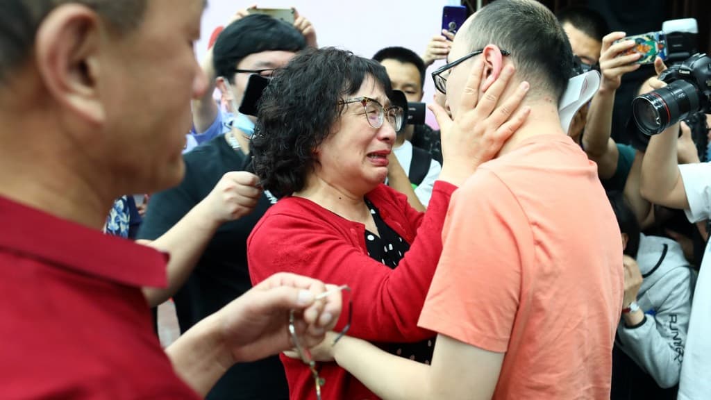 Mao Yin retrouve sa mère biologique à Xian, le 18 mai 2020. Mao Yin retrouve sa mère biologique à Xian, le 18 mai 2020.