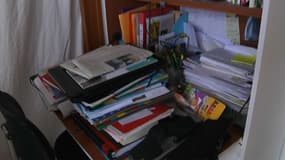 Une pile de dossier à ranger sur un bureau, le 14 avril 2016
