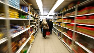 La consommation des ménages français en biens a baissé de 0,4% en janvier après -0,2% en décembre (contre -0,7% annoncé auparavant), sous l'effet du recul des achats d'automobiles, montrent les statistiques publiées mercredi par l'Insee. /Photo d'archives