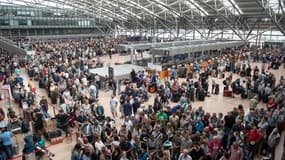 Des voyageurs attendant leur vol à l'aéroport de Hambourg, frappé ce 3 juin par une panne d'électricité. 