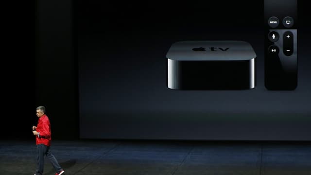 La nouvelle version du boîtier multimédia Apple TV donnera accès au magasin en ligne d'applications App Store et sera dotée d'une interface permettant aux utilisateurs de rechercher des programmes en utilisant l'assistant vocal Siri