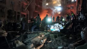 Des membres de la défense civile libanaise et des habitants sur le site d'une frappe aérienne israélienne sur le quartier de Basta à Beyrouth, le 10 octobre 2024.