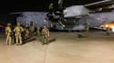 Des militaires français se préparent pour commencer les opérations d'évacuations, le 17 août, à l'aéroport de Kaboul.
