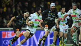 Cameron Pierce, au premier plan, évoluant en blanc et vert pour la Section Paloise en 2016