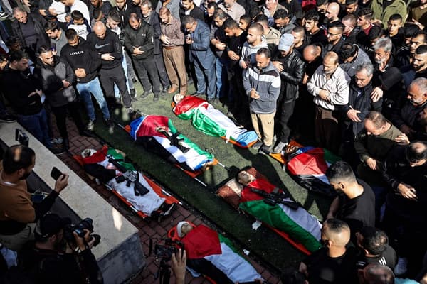 Sei palestinesi sono stati uccisi dagli spari dell’esercito israeliano nel campo di Al-Faraa in Cisgiordania, l’8 dicembre 2023.