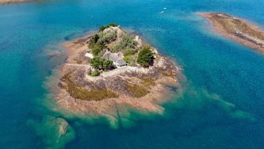 Cette île est à vendre.