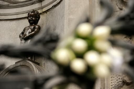 Des fleurs déposées au pied de la statue du Manneken Pis, au lendemain des attentats de Bruxelles, le 23 mars 2016 Des fleurs déposées au pied de la statue du Manneken Pis, au lendemain des attentats de Bruxelles, le 23 mars 2016