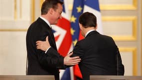Le Premier ministre britannique, David Cameron (à gauche), a souhaité "bonne chance" à Nicolas Sarkozy pour l'élection présidentielle tout en laissant entendre que, à l'inverse de la chancelière allemande Angela Merkel, il ne viendrait pas soutenir le pré