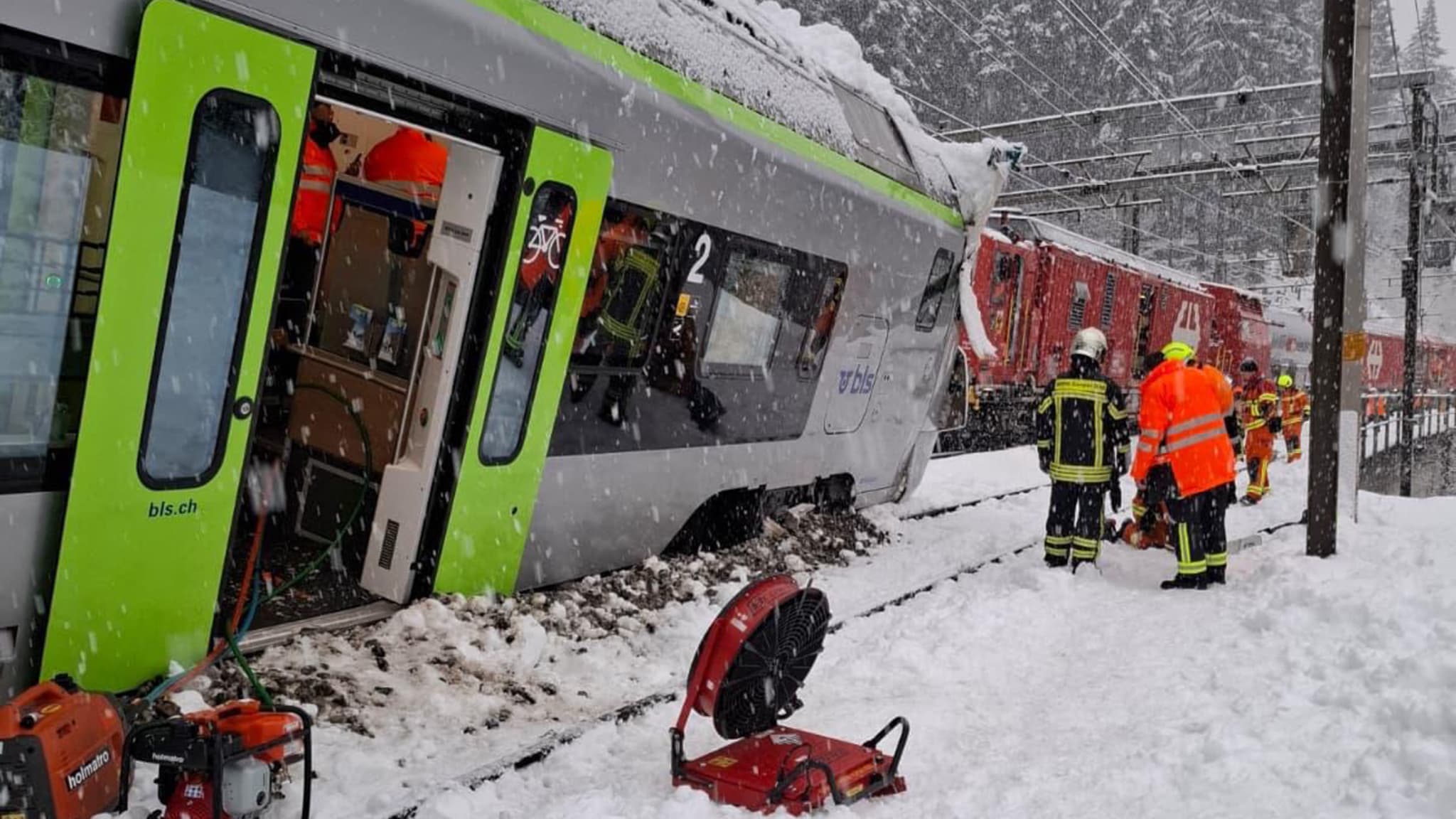 Déraillement d'un train dans les Alpes suisses, cinq blessés parmi les 29 personnes à bord