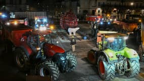 Des agriculteurs de la Coordination rurale manifestent devant la préfecture du Gers, à Auch, le 27 décembre 2025.