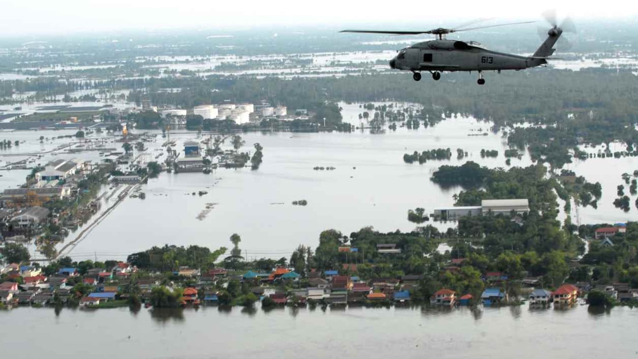 Un hélicoptère Sea Hawk de la marine américaine survole le district de Bangkok le 22 octobre 2011, lors des inondations records qui ont frappé le pays. Les Thaïlandais devront-ils s'habituer à ce spectacle de désolation dans les prochaines décennies?