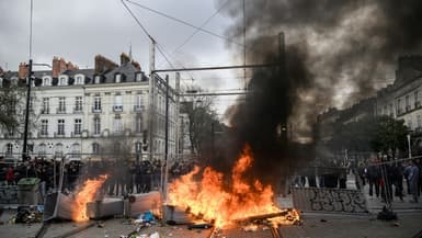 Des barricades en feu lors de la manifestation contre la réforme des retraites à Nantes, le 18 mars 2023