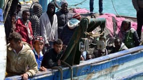 Des migrants arrivent au porte tunisien de Zarzis à 50 kilomètres de la frontière libyenne après avoir été sauvés par des garde-côtes tunisiens. 