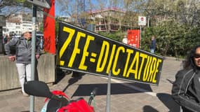Plusieurs centaines de motards se trouvaient devant le siège de la Métropole de Lyon, le dimanche 6 avril 2025. 