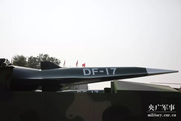Le missile hypersonique Dongfeng-17 présenté lors du défilé pour les 70 ans du régime communiste Le missile hypersonique Dongfeng-17 présenté lors du défilé pour les 70 ans du régime communiste