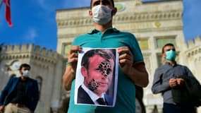 Manifestation, le 25 octobre 2020 à Istanbul, après les propos du président français Emmanuel Macron sur l'islam qui ont suscité critiques, manifestations et même appels au boycott des produits français dans le monde musulman
