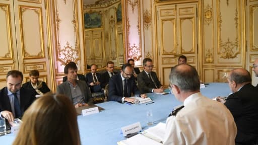 Le Premier ministre Edouard Philippe (c) et le ministre de la Transition écologique Nicolas Hulot (2e g) lors d'une réunion le 25 avril 2018 à l'Hôtel Matignon sur la situation dans la ZAD de Notre-Dame-des-Landes