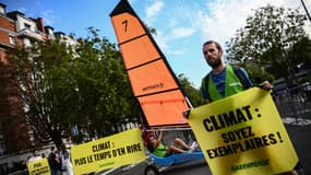 Des militants écologistes avec un char à voile avant PSG-Juventus, à Paris le 6 septembre 2022