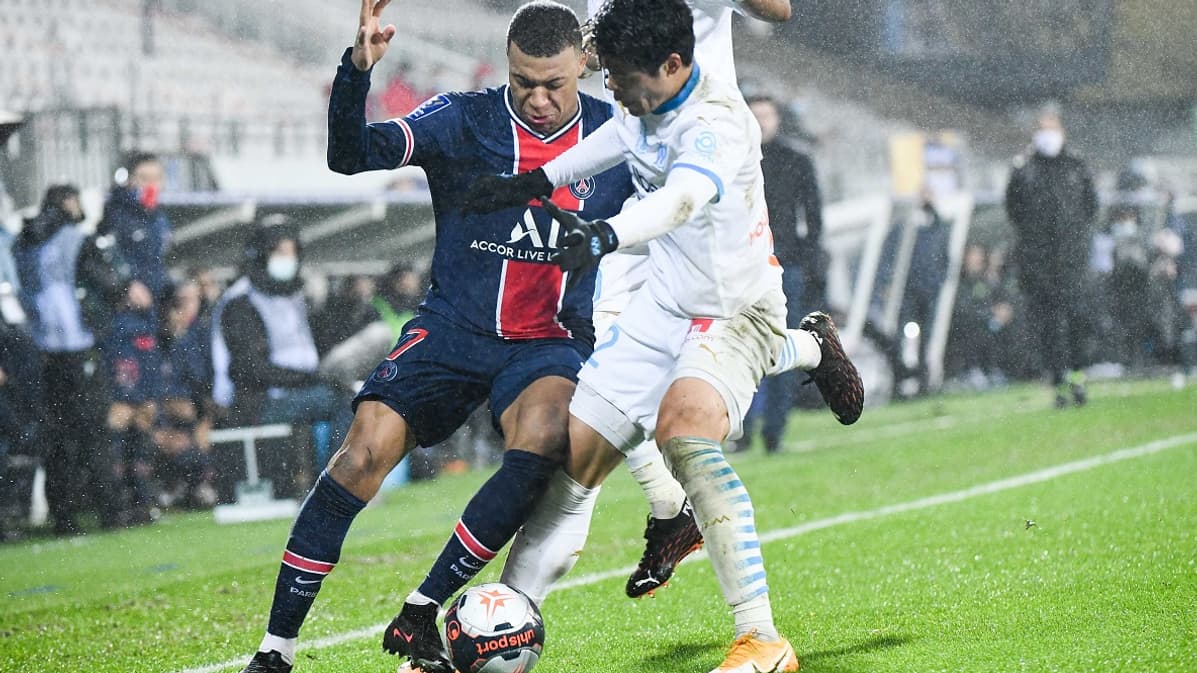 Kylian Mbappé butant sur Hiroki Sakai Kylian Mbappé butant sur Hiroki Sakai