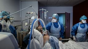 Un malade du Covid-19 traité par le personnel soignant le 6 novembre 2020 dans l'unité de soins intensifs de l'Hôpital Privé de la Loire, à Saint-Etienne (photo d'illustration)