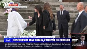 Obsèques de Jane Birkin: ses deux filles Charlotte Gainsbourg et Lou Doillon sont arrivées à l'église Saint Roch de Paris