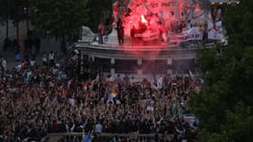 Des manifestants se réunissent après l'annonce des résultats du premier tour des élections législatives, place de la République à Paris, le 30 juin 2024.