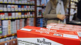 Des paquets de cigarettes sur l'étal d'un buraliste