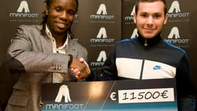 Peguy Luyindula et le vainqueur de la première « Manifoot Cup »